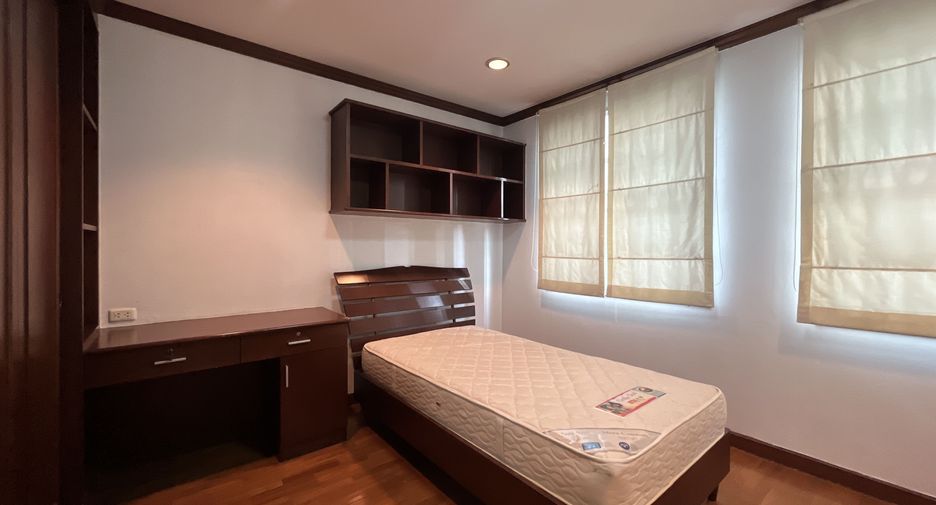For rent 4 bedrooms house in Watthana, Bangkok