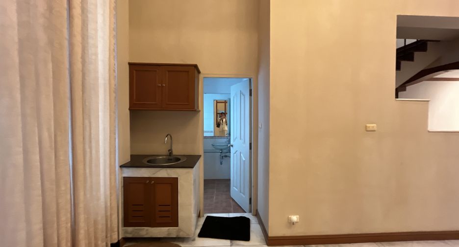 For rent 4 bedrooms house in Watthana, Bangkok