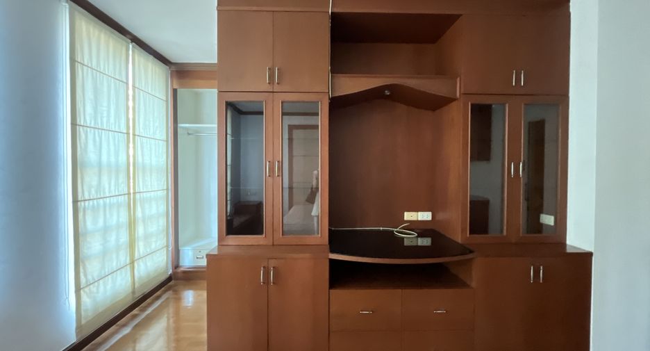 For rent 4 bedrooms house in Watthana, Bangkok