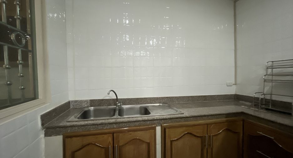 For rent 4 bedrooms house in Watthana, Bangkok
