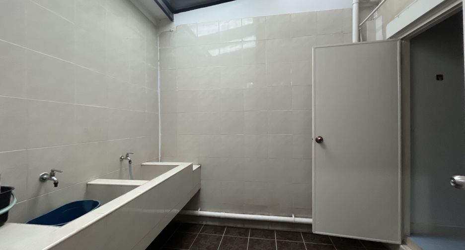 For rent 4 bedrooms house in Watthana, Bangkok