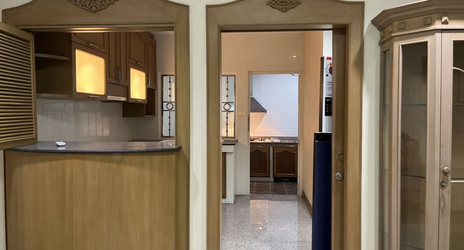 For rent 4 bedrooms house in Watthana, Bangkok