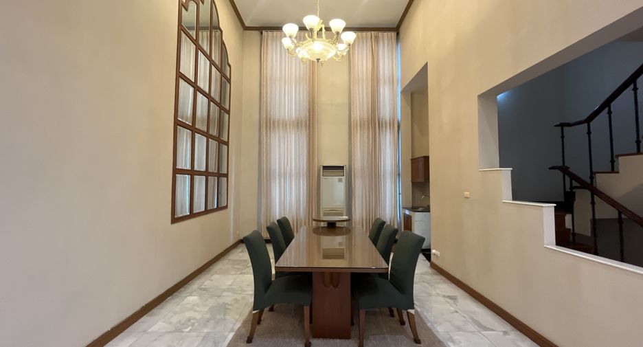For rent 4 bedrooms house in Watthana, Bangkok