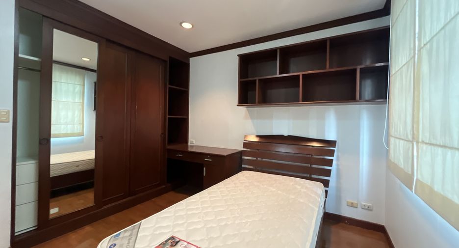For rent 4 bedrooms house in Watthana, Bangkok