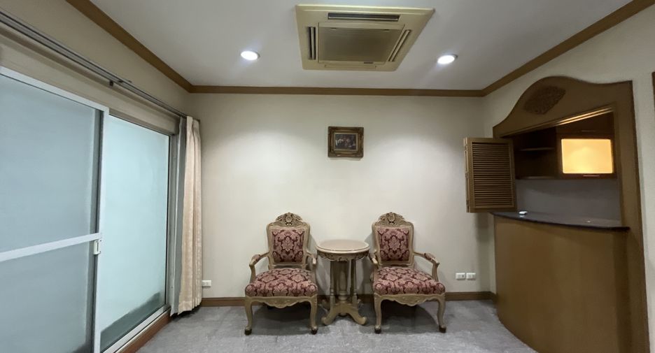 For rent 4 bedrooms house in Watthana, Bangkok
