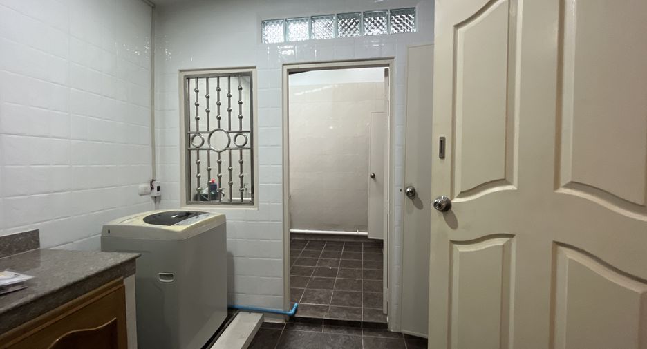 For rent 4 bedrooms house in Watthana, Bangkok