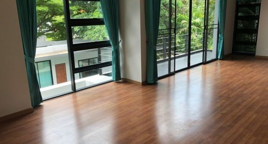 For rent 4 bedrooms villa in Huai Khwang, Bangkok