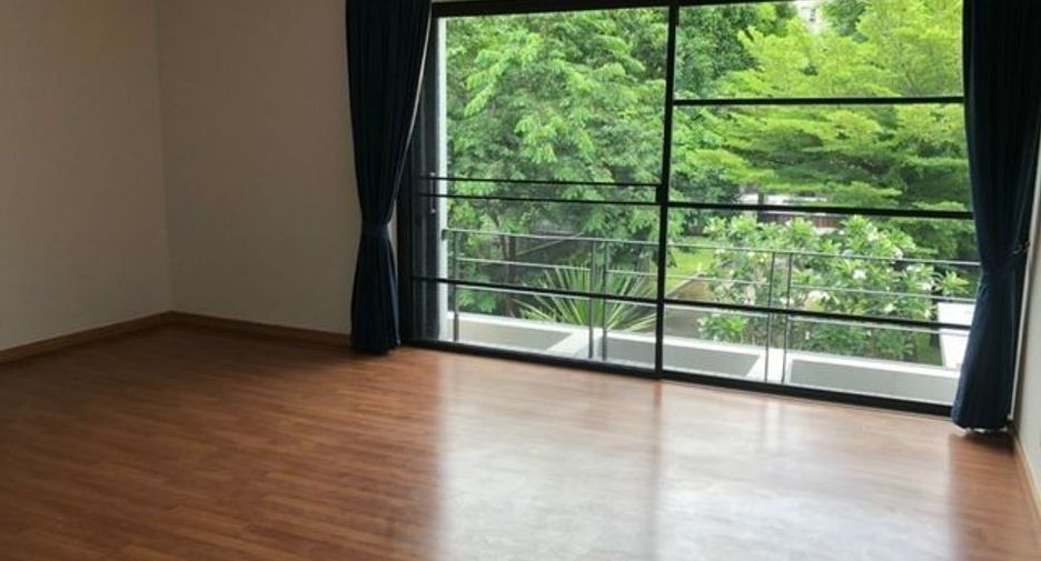 For rent 4 bedrooms villa in Huai Khwang, Bangkok