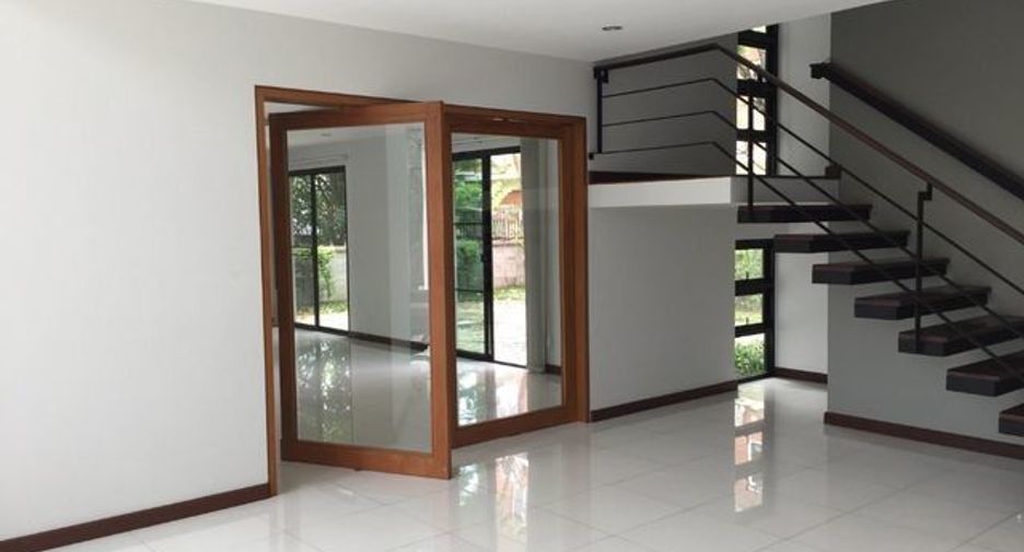 For rent 4 bedrooms villa in Huai Khwang, Bangkok