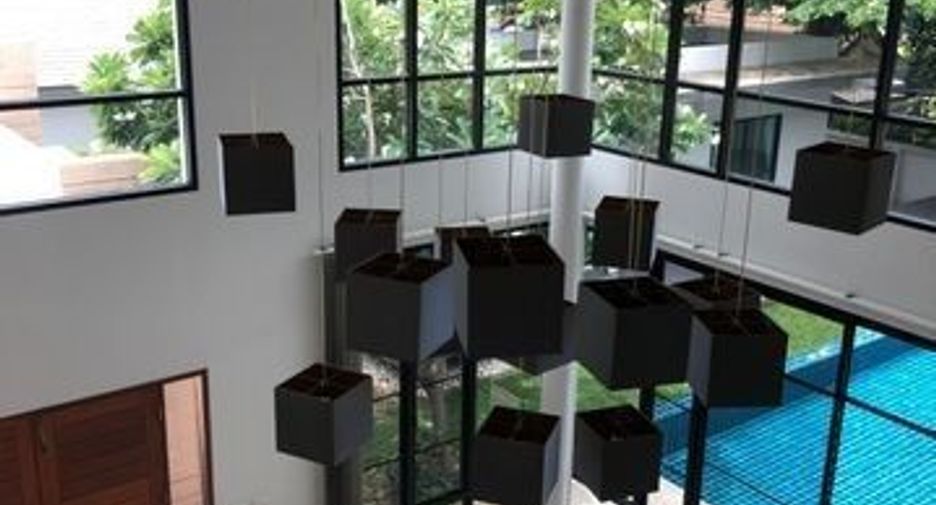 For rent 4 bedrooms villa in Huai Khwang, Bangkok