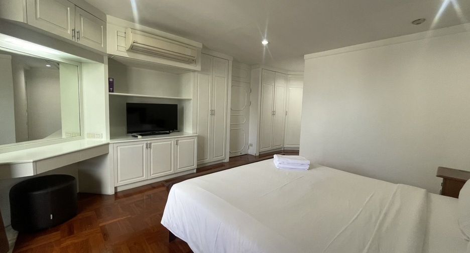For rent 3 bedrooms condo in Sathon, Bangkok