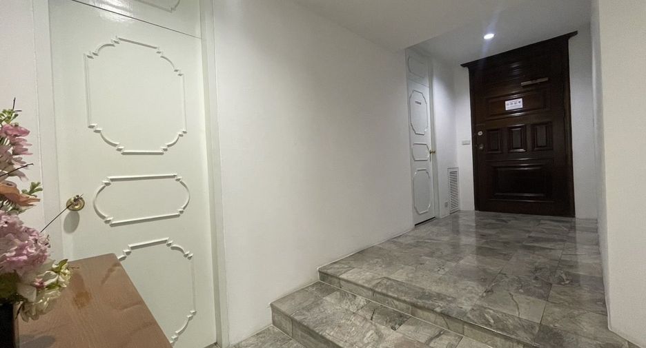 For rent 3 bedrooms condo in Sathon, Bangkok