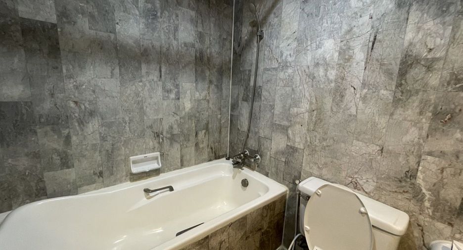 For rent 3 bedrooms condo in Sathon, Bangkok