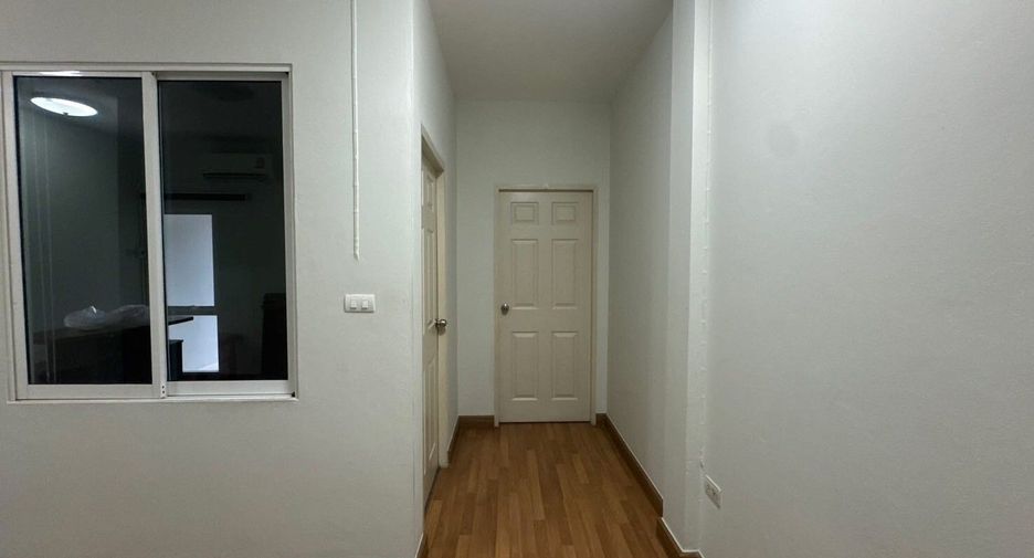 For rent 3 bedrooms townhouse in Min Buri, Bangkok