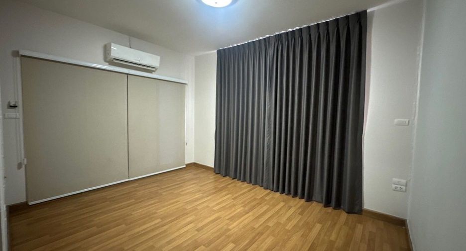 For rent 3 bedrooms townhouse in Min Buri, Bangkok