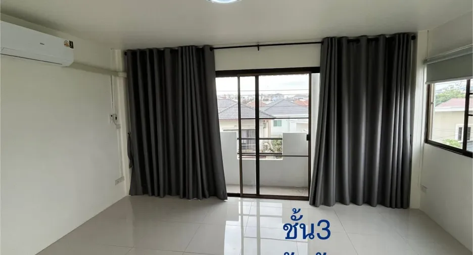 For rent 4 bedrooms townhouse in Bang Na, Bangkok