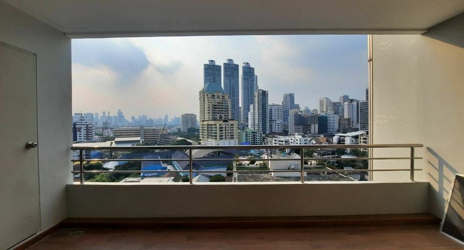 For rent 3 bedrooms apartment in Khlong Toei, Bangkok