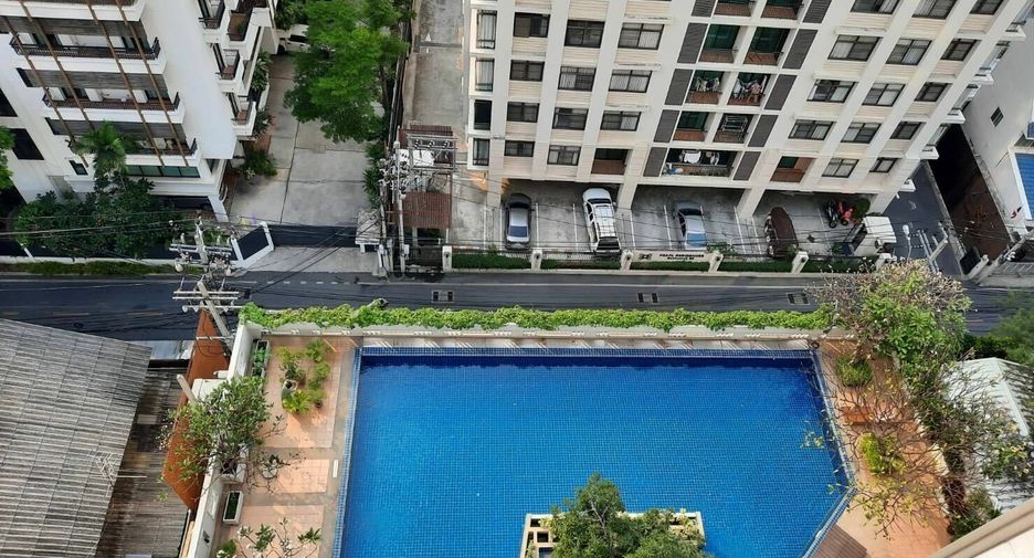 For rent 3 bedrooms apartment in Khlong Toei, Bangkok