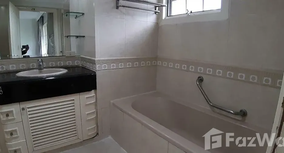 For rent 3 ベッドルーム condo in Khlong Toei, Bangkok