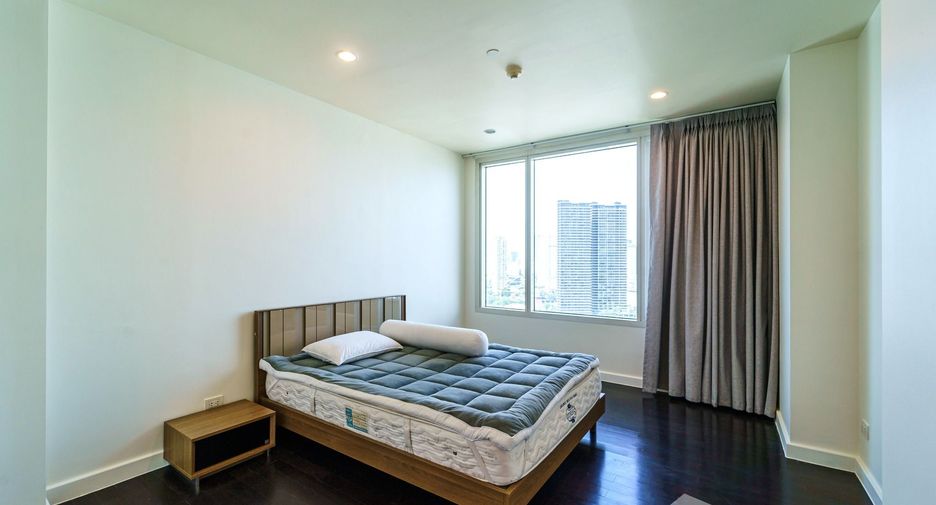 For rent 3 bedrooms condo in Bang Kho Laem, Bangkok
