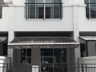 Casa adosada en alquiler de 3 habitaciones en Saphan Sung, Bangkok