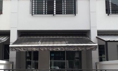 For rent 3 bedrooms townhouse in Saphan Sung, Bangkok