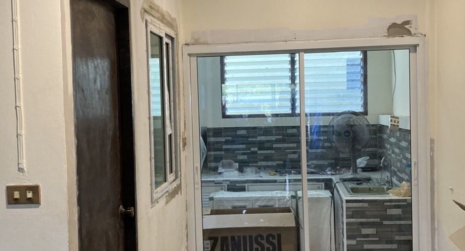 For rent 2 bedrooms townhouse in Bang Na, Bangkok