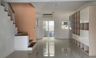 For rent 3 bedrooms townhouse in Prawet, Bangkok
