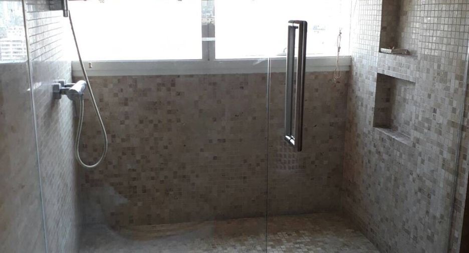 For rent 3 bedrooms condo in Khlong Toei, Bangkok