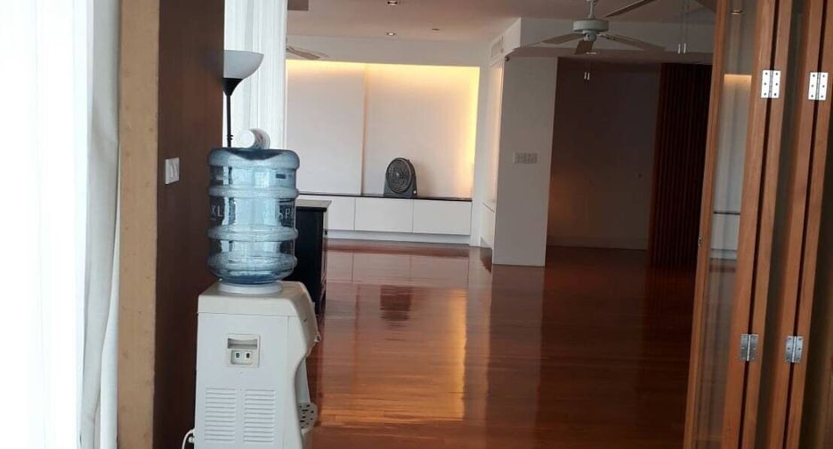 For rent 3 bedrooms condo in Khlong Toei, Bangkok