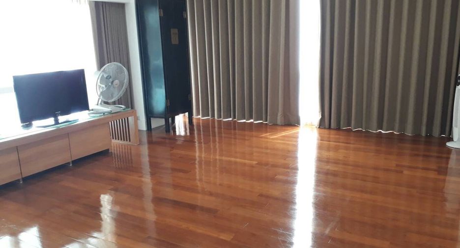 For rent 3 bedrooms condo in Khlong Toei, Bangkok