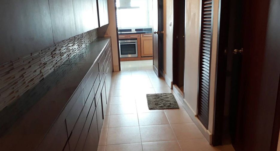 For rent 3 bedrooms condo in Khlong Toei, Bangkok