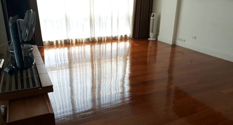 For rent 3 bedrooms condo in Khlong Toei, Bangkok