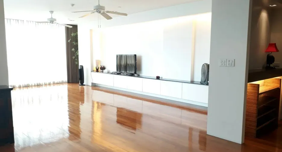For rent 3 bedrooms condo in Khlong Toei, Bangkok