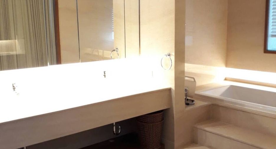 For rent 3 bedrooms condo in Khlong Toei, Bangkok