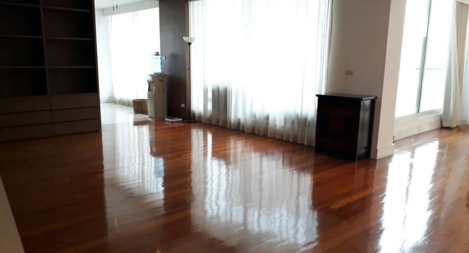 For rent 3 bedrooms condo in Khlong Toei, Bangkok