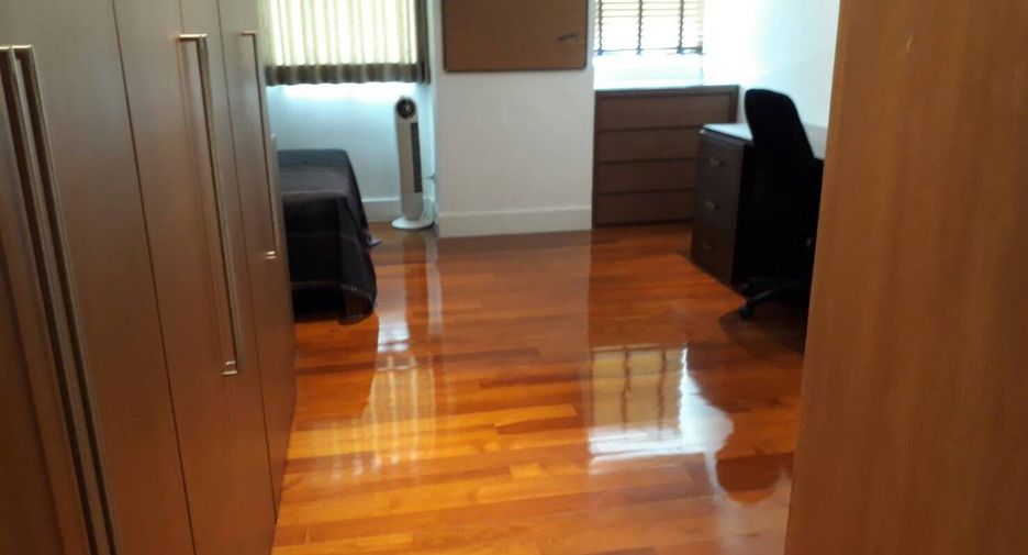 For rent 3 bedrooms condo in Khlong Toei, Bangkok
