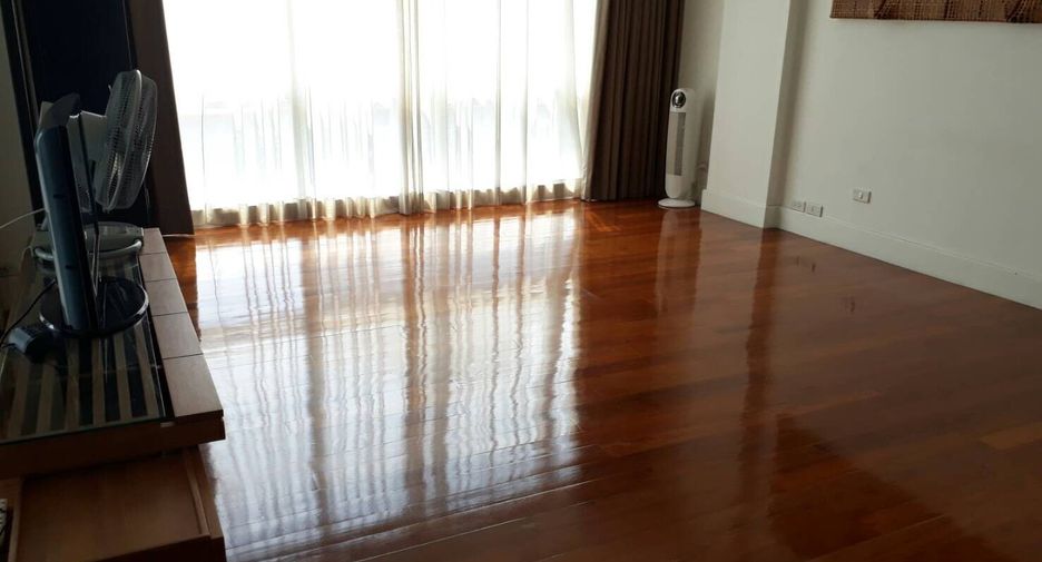 For rent 3 bedrooms condo in Khlong Toei, Bangkok