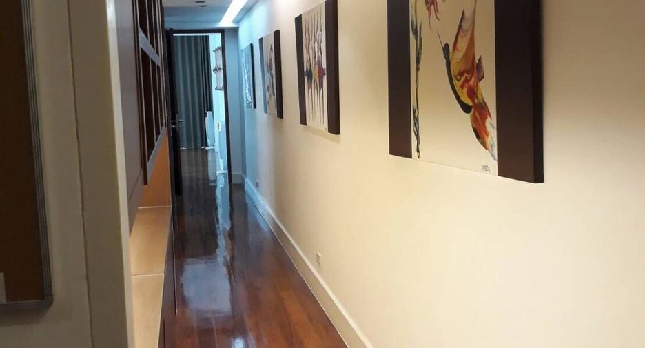 For rent 3 bedrooms condo in Khlong Toei, Bangkok