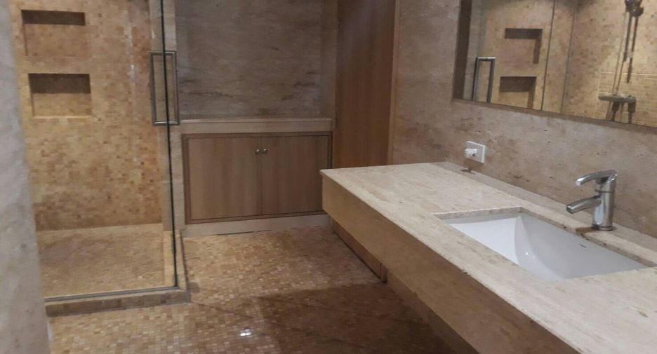 For rent 3 bedrooms condo in Khlong Toei, Bangkok
