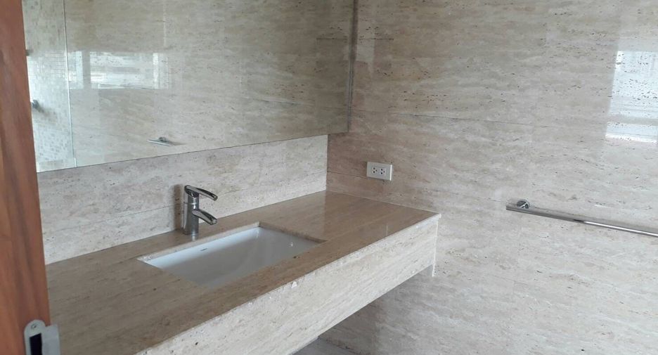 For rent 3 bedrooms condo in Khlong Toei, Bangkok