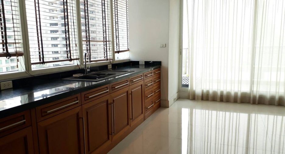 For rent 3 bedrooms condo in Khlong Toei, Bangkok