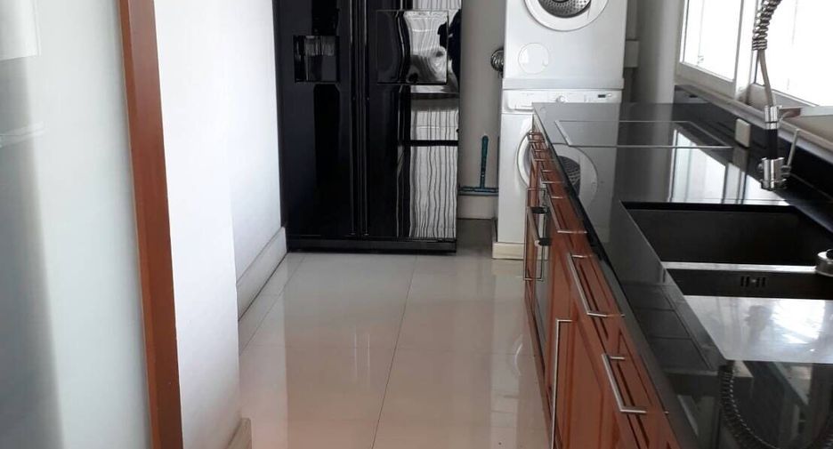 For rent 3 bedrooms condo in Khlong Toei, Bangkok