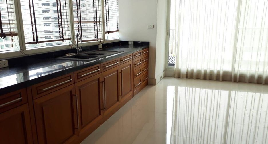 For rent 3 bedrooms condo in Khlong Toei, Bangkok