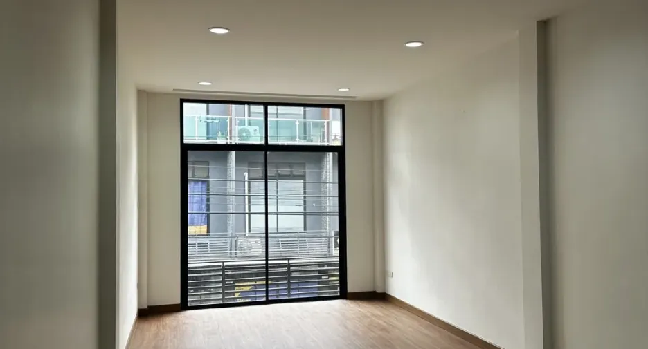 For rent 3 bedrooms retail Space in Pom Prap Sattru Phai, Bangkok