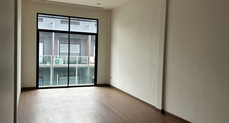 For rent 3 bedrooms retail Space in Pom Prap Sattru Phai, Bangkok