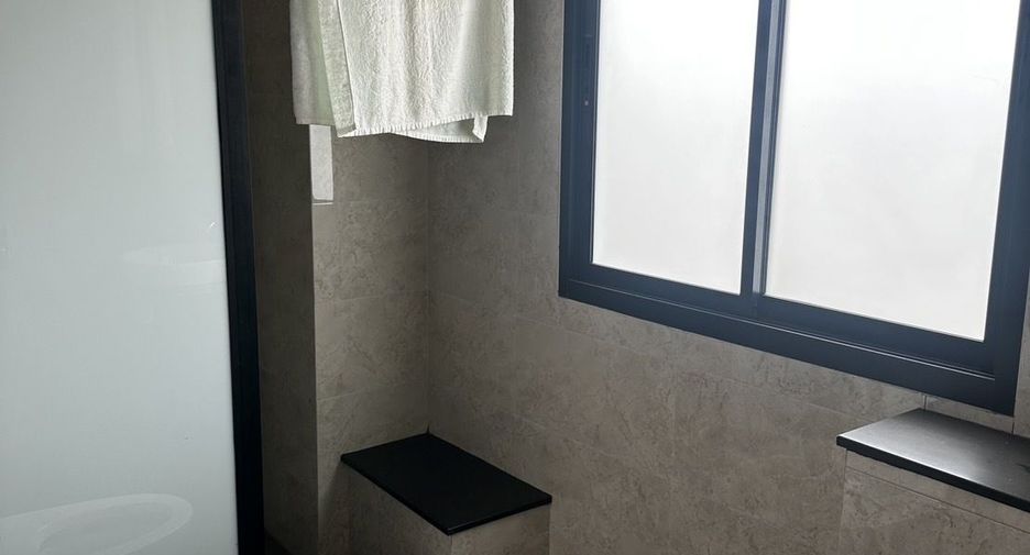 For rent 3 bedrooms retail Space in Pom Prap Sattru Phai, Bangkok