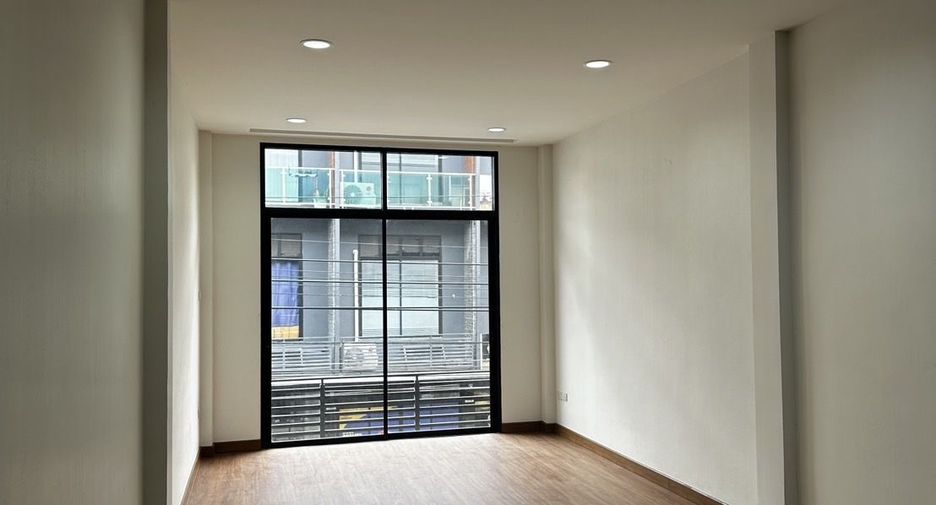 For rent 3 bedrooms retail Space in Pom Prap Sattru Phai, Bangkok