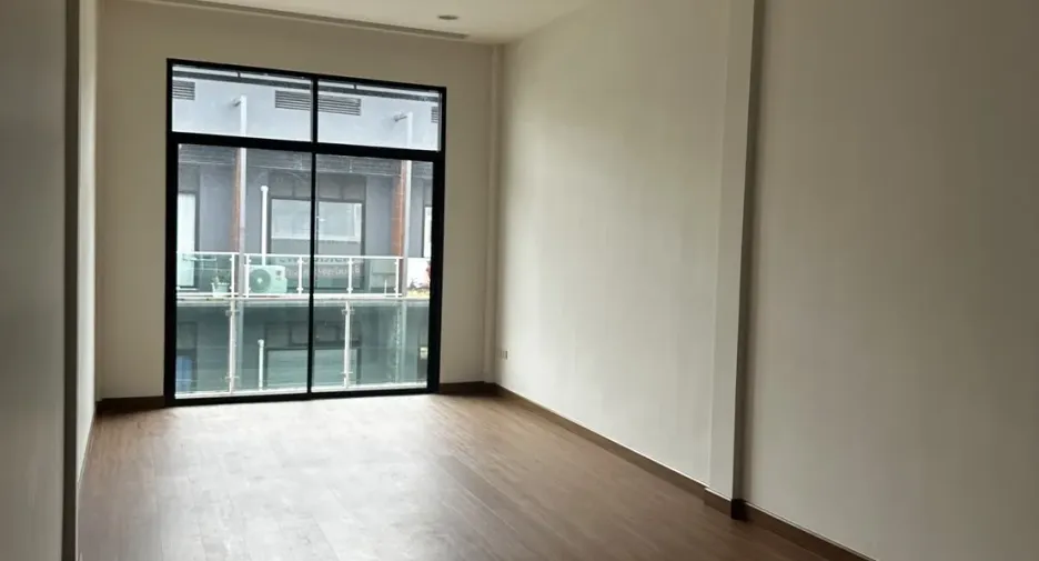 For rent 3 bedrooms retail Space in Pom Prap Sattru Phai, Bangkok