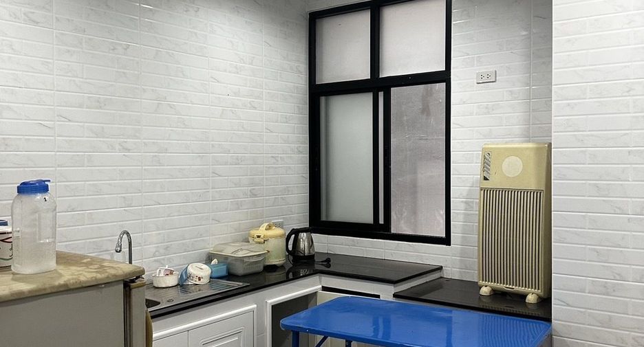 For rent 3 bedrooms retail Space in Pom Prap Sattru Phai, Bangkok